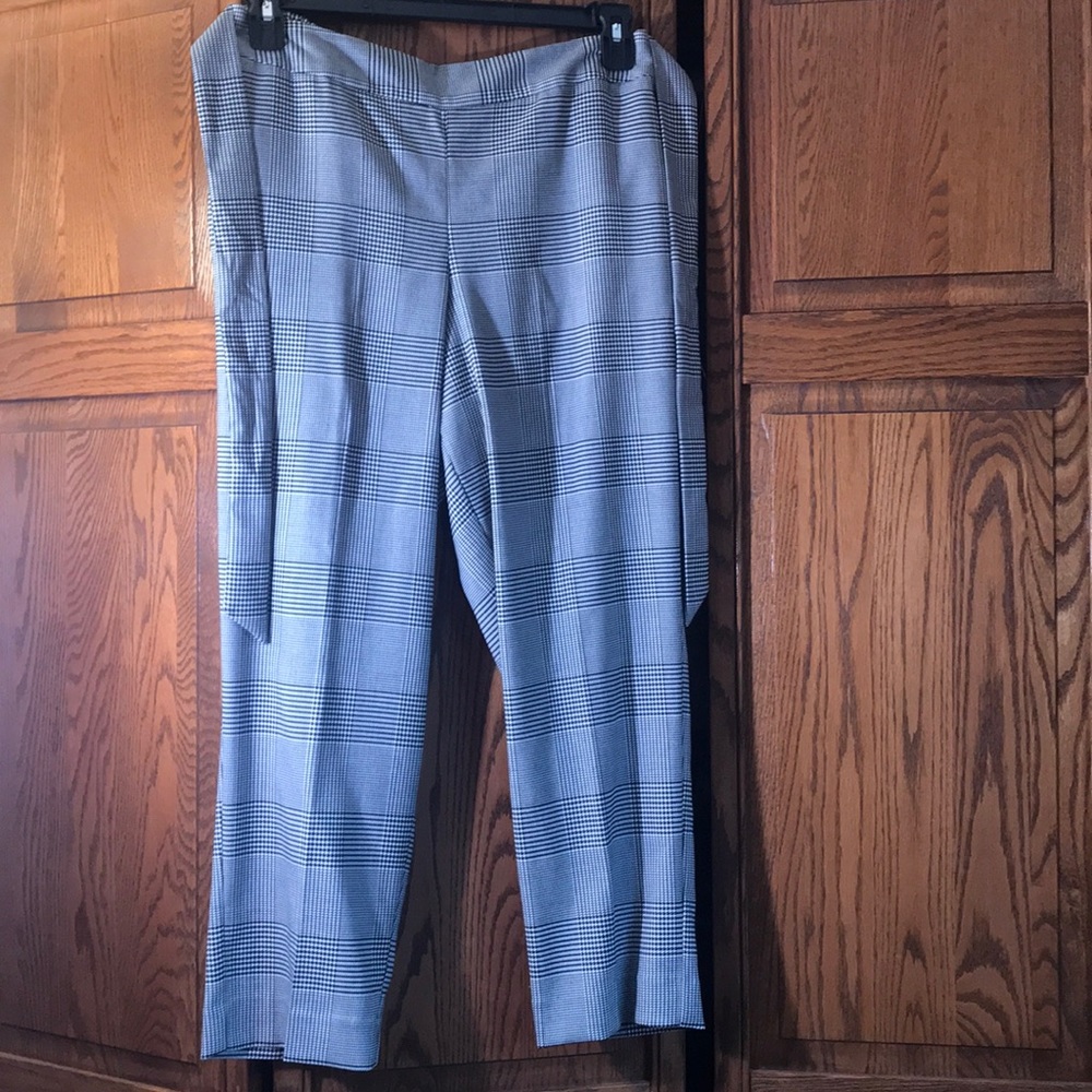 Cropped straight leg dress pants size 8